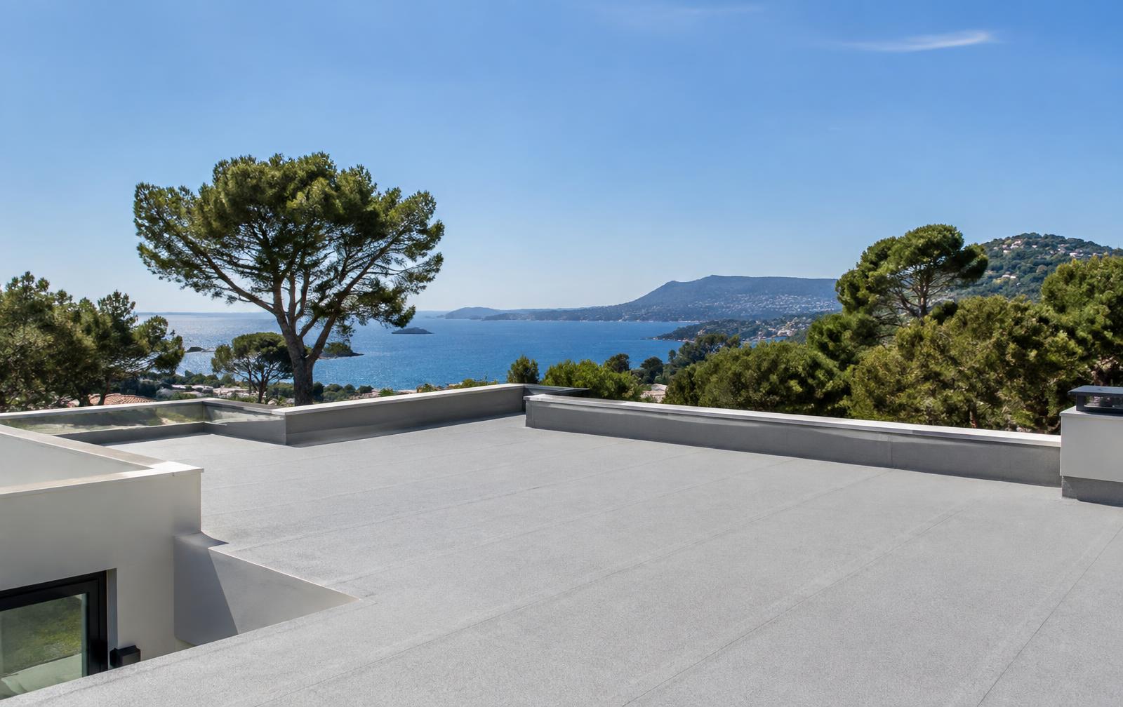 Toit-terrasse étanché avec vue sur la rade de Toulon dans le Var
